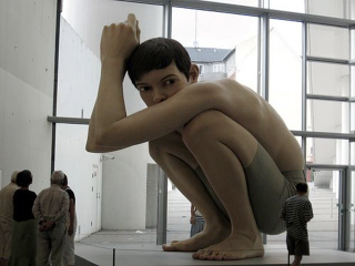 Illustration for article titled These hyperrealistic sculptures of giants must be seen to be believed